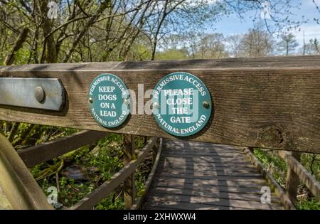 Nahaufnahme von Hunden an der Leine halten und bitte schließen Sie das Tor Warnschild am Holztor England Großbritannien Großbritannien Großbritannien Großbritannien Großbritannien Großbritannien Großbritannien Großbritannien Großbritannien Großbritannien Großbritannien Großbritannien Großbritannien Großbritannien Großbritannien Großbritannien Großbritannien Großbritannien Großbritannien Großbritannien Großbritannien Großbritannien Großbritannien Großbritannien Großbritannien Großbritannien Großbritannien Großbritannien Großbritannien Stockfoto