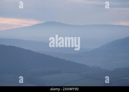 Landschaft und Wald von South Shropshire, von Bury Gratches, einem Ironage Hill Fort in der Nähe von Clun, Shropshire, Großbritannien Stockfoto