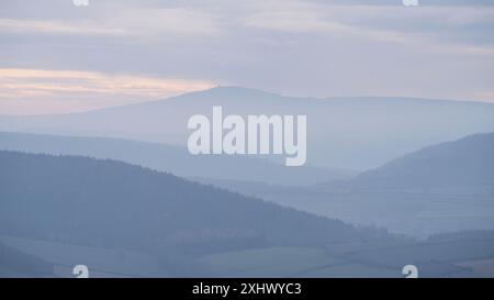 Landschaft und Wald von South Shropshire, von Bury Gratches, einem Ironage Hill Fort in der Nähe von Clun, Shropshire, Großbritannien Stockfoto