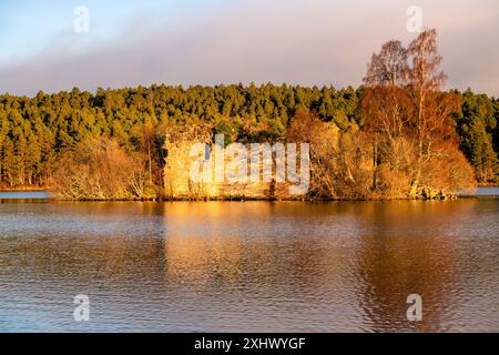 Schloss aus dem 13. Jahrhundert, Loch an Eilein, Cairngorms National Park, Highlands, Schottland, Vereinigtes Königreich Stockfoto