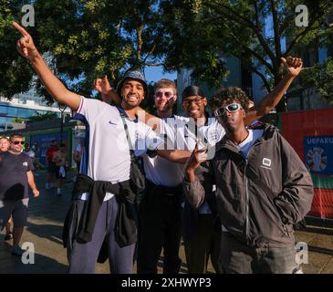 Mitglieder des YouTube-Kollektivs Beta Squad in Berlin während der UEFA Euro 2024, Niko Omilana (L), King Kenny TV (3. Aus R) und AJ Shabeel (R) Stockfoto