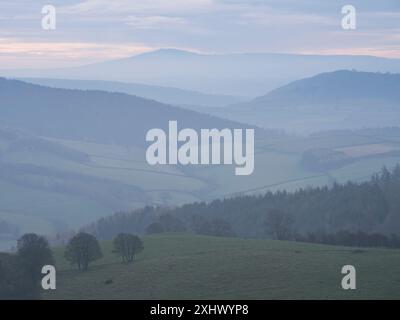 Landschaft und Wald von South Shropshire, von Bury Gratches, einem Ironage Hill Fort in der Nähe von Clun, Shropshire, Großbritannien Stockfoto