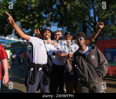 Mitglieder des YouTube-Kollektivs Beta Squad in Berlin während der UEFA Euro 2024, Niko Omilana (L), King Kenny TV (3. Aus R) und AJ Shabeel (R) Stockfoto