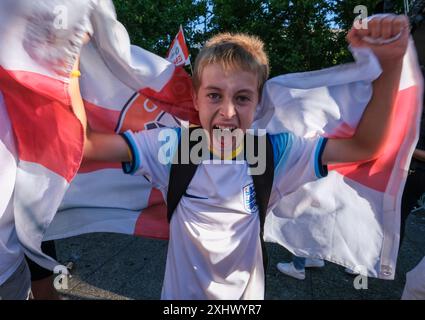 Der junge englische Fußballfan in Berlin war während der Fußball-EM 2024 in England frohgelandet Stockfoto