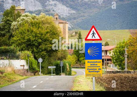 Camino de Santiago - baskische Innenstraße - durch Zalduondo, Alava, Spanien Stockfoto