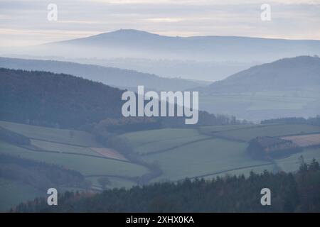 Landschaft und Wald von South Shropshire, von Bury Gratches, einem Ironage Hill Fort in der Nähe von Clun, Shropshire, Großbritannien Stockfoto