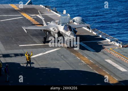 240713-N-QR506-1081 PHILIPPINE SEA (13. Juli 2024) ein F-35B Lightning II Kampfflugzeug der Marine Fighter Attack Squadron (VMFA) 121 Taxis auf der Stockfoto