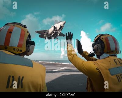 PHILIPPINE SEA (13. Juli 2024) ein F-35B Lightning II Kampfflugzeug der Marine Fighter Attack Squadron (VMFA) 121 landet auf dem Flugdeck der f Stockfoto