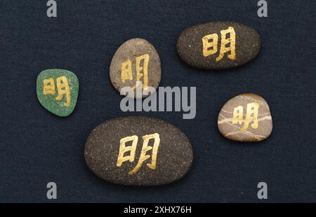 Bedeutung, Übersetzung, chinesisch, japanisch, Zeichen, Pinselstrich, Hub, fließend, flüssig, dynamisch, Gold, Metall, Metall, Kieselstein, Meer, Stein, Rock, sho Stockfoto