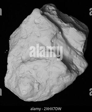 Fragment einer Statue, die eine linke Hand und einen Unterarm in zwei miteinander verbundenen Teilen zeigt, möglicherweise von einer weiblichen Figur, die detaillierte Anatomie und skulpturale Technik hervorhebt. Stockfoto