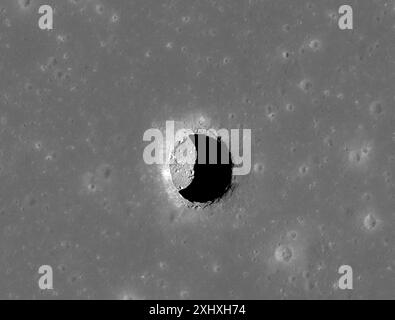 Das Foto zeigt die Mare Tranquillitatis-Grube, wie sie vom Lunar Reconnaissance Orbiter der NASA gesehen wird. Radardaten des NASA Lunar Reconnaissance Orbiter haben gezeigt, was ihrer Meinung nach die tiefste bekannte Höhle auf dem Mond ist, mit einem „Oberlicht“-Eingang 330 Fuß (100 Meter) breit. Die Höhle, die potenziell ein Ort für eine zukünftige Mondbasis sein könnte, befindet sich in Mare Tranquillitatis – lateinisch für Sea of Tranquility – in der Nähe des Landeplatzes von Apollo 11, der ersten Mission, Menschen vor 55 Jahren auf dem Mond zu landen. Forscher der Universität Trient in Italien haben mehr über Mare Tranqu aufgedeckt Stockfoto