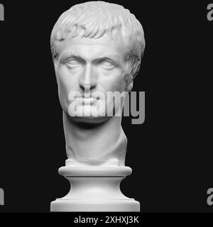 Diese Kopfskulptur stellt einen nicht identifizierten römischen Mann dar, möglicherweise einen jungen Julius Cäsar. Die Arbeit konzentriert sich auf realistische Porträtmerkmale, die in der römischen Kunst üblich sind. Stockfoto