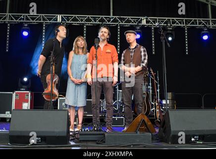 The Fugitives, die kanadische Preisträgerin, trat live auf der Bühne des 2024 Gate to Southwell Music Festivals in England auf. Stockfoto