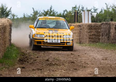 1990 Subaru Legacy RS Rallyefahrzeug auf der Rallye-Bühne beim Goodwood Festival of Speed 2024 Motorsport Event in West Sussex, Großbritannien. Stockfoto