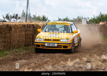 1990 Subaru Legacy RS Rallyefahrzeug auf der Rallye-Bühne beim Goodwood Festival of Speed 2024 Motorsport Event in West Sussex, Großbritannien. Stockfoto