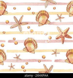 Nahtloses Muster im Meeresdesign. Muscheln, Sterne, rosa Perlen, Aquarellstreifen, handbemalt mit Aquarellen. Geeignet zum Bedrucken von Textilien. Stockfoto