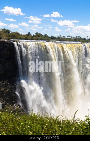 Berühmte Wasserfälle namens Victoria Falls im Norden Simbabwes. Die größten Wasserfälle Afrikas grenzt an Sambia und Simbabwe. Matabeleland, Afrika Stockfoto