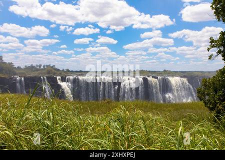 Berühmte Wasserfälle namens Victoria Falls im Norden Simbabwes. Die größten Wasserfälle Afrikas grenzt an Sambia und Simbabwe. Matabeleland, Afrika Stockfoto