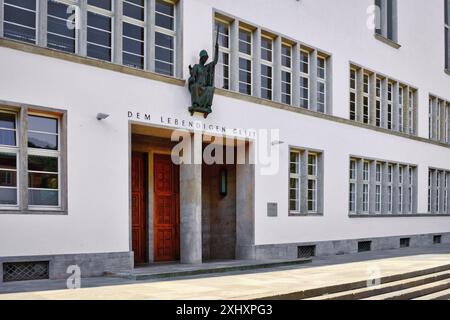 Heidelberg - 28. Juni 2024: Vor dem Hauptgebäude der Ruprecht-Karls-Universität mit der Statue der römischen Weisheitsgöttin Minerva über dem Eingang Stockfoto