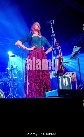 Der amerikanische Sänger und Songwriter Rhiannon Giddens trat 2024 beim Gate to Southwell Festival in England auf. Stockfoto