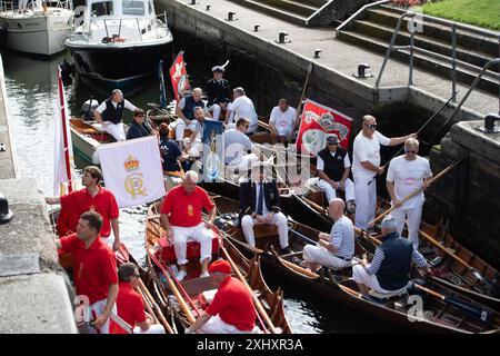 Boveney, Buckinghamshire, Großbritannien. Juli 2024. Die jährliche Schwan-Aufstockung findet diese Woche an der Themse statt. Die King's Swan Oberteile und Schwan Oberteile aus der Dyers Lackierung und der Vintners Lackierung waren heute Morgen im Boveney Lock in Buckinghamshire, wo sie lokale Schulkinder trafen, um mit ihnen über Schwan-Auftrieb zu sprechen. Während der jährlichen Volkszählung in dieser Woche werden die Schwäne die Anzahl der Schwäne und Zygneten zählen und ihre Gesundheit überprüfen. Quelle: Maureen McLean/Alamy Live News Stockfoto