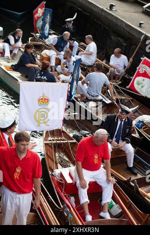 Boveney, Buckinghamshire, Großbritannien. Juli 2024. Die jährliche Schwan-Aufstockung findet diese Woche an der Themse statt. Die King's Swan Oberteile und Schwan Oberteile aus der Dyers Lackierung und der Vintners Lackierung waren heute Morgen im Boveney Lock in Buckinghamshire, wo sie lokale Schulkinder trafen, um mit ihnen über Schwan-Auftrieb zu sprechen. Während der jährlichen Volkszählung in dieser Woche werden die Schwäne die Anzahl der Schwäne und Zygneten zählen und ihre Gesundheit überprüfen. Quelle: Maureen McLean/Alamy Live News Stockfoto