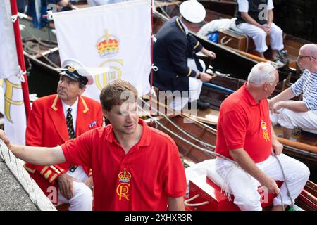 Boveney, Buckinghamshire, Großbritannien. Juli 2024. Die jährliche Schwan-Aufstockung findet diese Woche an der Themse statt. Die King's Swan Oberteile und Schwan Oberteile aus der Dyers Lackierung und der Vintners Lackierung waren heute Morgen im Boveney Lock in Buckinghamshire, wo sie lokale Schulkinder trafen, um mit ihnen über Schwan-Auftrieb zu sprechen. Während der jährlichen Volkszählung in dieser Woche werden die Schwäne die Anzahl der Schwäne und Zygneten zählen und ihre Gesundheit überprüfen. Quelle: Maureen McLean/Alamy Live News Stockfoto