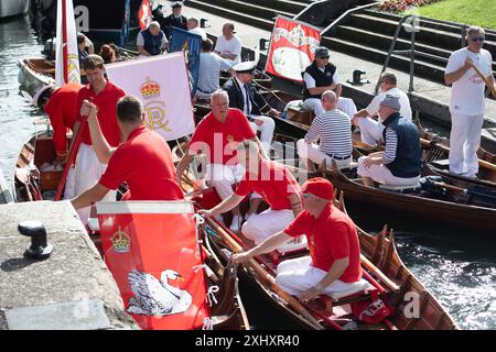 Boveney, Buckinghamshire, Großbritannien. Juli 2024. Die jährliche Schwan-Aufstockung findet diese Woche an der Themse statt. Die King's Swan Oberteile und Schwan Oberteile aus der Dyers Lackierung und der Vintners Lackierung waren heute Morgen im Boveney Lock in Buckinghamshire, wo sie lokale Schulkinder trafen, um mit ihnen über Schwan-Auftrieb zu sprechen. Während der jährlichen Volkszählung in dieser Woche werden die Schwäne die Anzahl der Schwäne und Zygneten zählen und ihre Gesundheit überprüfen. Quelle: Maureen McLean/Alamy Live News Stockfoto