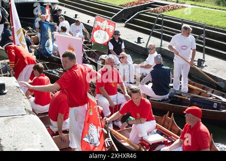 Boveney, Buckinghamshire, Großbritannien. Juli 2024. Die jährliche Schwan-Aufstockung findet diese Woche an der Themse statt. Die King's Swan Oberteile und Schwan Oberteile aus der Dyers Lackierung und der Vintners Lackierung waren heute Morgen im Boveney Lock in Buckinghamshire, wo sie lokale Schulkinder trafen, um mit ihnen über Schwan-Auftrieb zu sprechen. Während der jährlichen Volkszählung in dieser Woche werden die Schwäne die Anzahl der Schwäne und Zygneten zählen und ihre Gesundheit überprüfen. Quelle: Maureen McLean/Alamy Live News Stockfoto