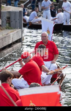 Boveney, Buckinghamshire, Großbritannien. Juli 2024. Die jährliche Schwan-Aufstockung findet diese Woche an der Themse statt. Die King's Swan Oberteile und Schwan Oberteile aus der Dyers Lackierung und der Vintners Lackierung waren heute Morgen im Boveney Lock in Buckinghamshire, wo sie lokale Schulkinder trafen, um mit ihnen über Schwan-Auftrieb zu sprechen. Während der jährlichen Volkszählung in dieser Woche werden die Schwäne die Anzahl der Schwäne und Zygneten zählen und ihre Gesundheit überprüfen. Quelle: Maureen McLean/Alamy Live News Stockfoto