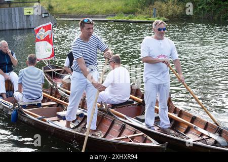 Boveney, Buckinghamshire, Großbritannien. Juli 2024. Die jährliche Schwan-Aufstockung findet diese Woche an der Themse statt. Die King's Swan Oberteile und Schwan Oberteile aus der Dyers Lackierung und der Vintners Lackierung waren heute Morgen im Boveney Lock in Buckinghamshire, wo sie lokale Schulkinder trafen, um mit ihnen über Schwan-Auftrieb zu sprechen. Während der jährlichen Volkszählung in dieser Woche werden die Schwäne die Anzahl der Schwäne und Zygneten zählen und ihre Gesundheit überprüfen. Quelle: Maureen McLean/Alamy Live News Stockfoto