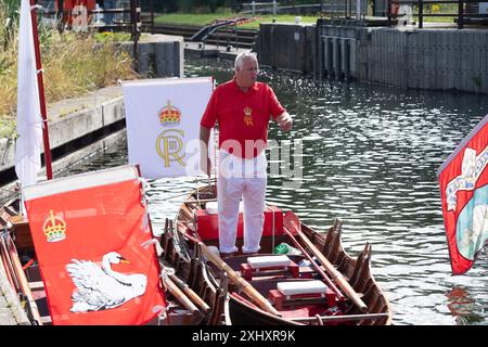 Boveney, Buckinghamshire, Großbritannien. Juli 2024. Die jährliche Schwan-Aufstockung findet diese Woche an der Themse statt. Die King's Swan Oberteile und Schwan Oberteile aus der Dyers Lackierung und der Vintners Lackierung waren heute Morgen im Boveney Lock in Buckinghamshire, wo sie lokale Schulkinder trafen, um mit ihnen über Schwan-Auftrieb zu sprechen. Während der jährlichen Volkszählung in dieser Woche werden die Schwäne die Anzahl der Schwäne und Zygneten zählen und ihre Gesundheit überprüfen. Quelle: Maureen McLean/Alamy Live News Stockfoto