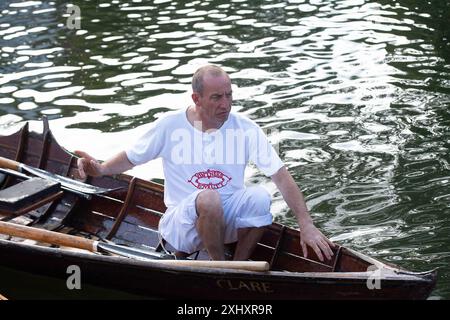 Boveney, Buckinghamshire, Großbritannien. Juli 2024. Die jährliche Schwan-Aufstockung findet diese Woche an der Themse statt. Die King's Swan Oberteile und Schwan Oberteile aus der Dyers Lackierung und der Vintners Lackierung waren heute Morgen im Boveney Lock in Buckinghamshire, wo sie lokale Schulkinder trafen, um mit ihnen über Schwan-Auftrieb zu sprechen. Während der jährlichen Volkszählung in dieser Woche werden die Schwäne die Anzahl der Schwäne und Zygneten zählen und ihre Gesundheit überprüfen. Quelle: Maureen McLean/Alamy Live News Stockfoto