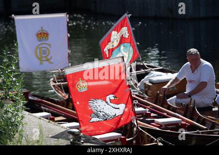 Boveney, Buckinghamshire, Großbritannien. Juli 2024. Die jährliche Schwan-Aufstockung findet diese Woche an der Themse statt. Die King's Swan Oberteile und Schwan Oberteile aus der Dyers Lackierung und der Vintners Lackierung waren heute Morgen im Boveney Lock in Buckinghamshire, wo sie lokale Schulkinder trafen, um mit ihnen über Schwan-Auftrieb zu sprechen. Während der jährlichen Volkszählung in dieser Woche werden die Schwäne die Anzahl der Schwäne und Zygneten zählen und ihre Gesundheit überprüfen. Quelle: Maureen McLean/Alamy Live News Stockfoto