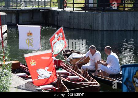 Boveney, Buckinghamshire, Großbritannien. Juli 2024. Die jährliche Schwan-Aufstockung findet diese Woche an der Themse statt. Die King's Swan Oberteile und Schwan Oberteile aus der Dyers Lackierung und der Vintners Lackierung waren heute Morgen im Boveney Lock in Buckinghamshire, wo sie lokale Schulkinder trafen, um mit ihnen über Schwan-Auftrieb zu sprechen. Während der jährlichen Volkszählung in dieser Woche werden die Schwäne die Anzahl der Schwäne und Zygneten zählen und ihre Gesundheit überprüfen. Quelle: Maureen McLean/Alamy Live News Stockfoto