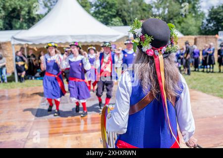 The Slubbing Billy's, Yorkshire Morris Tänzer, die live auf der Bühne des 2024 Gate to Southwell Musikfestivals in England auftreten. Stockfoto