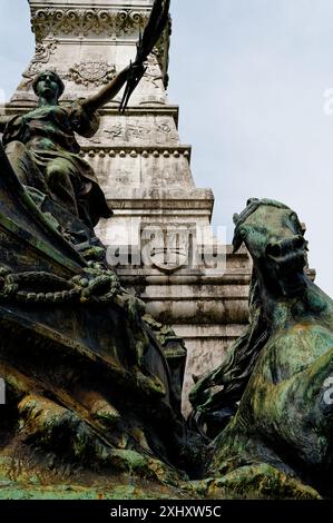 Eine verwitterte weibliche Figur aus Bronze ragt neben einem Pferd aus, ein Teil des Denkmals für den Seefahrer Infante D. Henrique Stockfoto