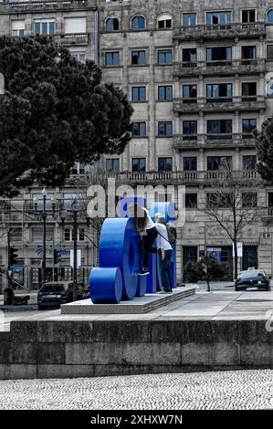 Touristen posieren für ein Foto, während sie mit den großen Buchstaben der Stadt im Câmara Municipal do Porto interagieren, mit selektiver Färbung. Stockfoto