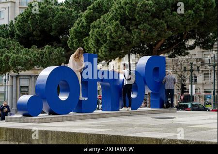 Touristen posieren für ein Foto, während sie mit den großen Buchstaben der Stadt im Câmara Municipal do Porto interagieren Stockfoto