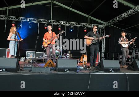 The Fugitives, die kanadische Preisträgerin, trat live auf der Bühne des 2024 Gate to Southwell Music Festivals in England auf. Stockfoto