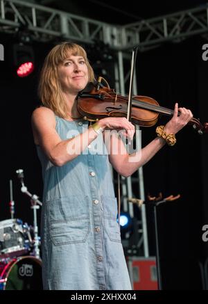 The Fugitives, die kanadische Preisträgerin, trat live auf der Bühne des 2024 Gate to Southwell Music Festivals in England auf. Stockfoto