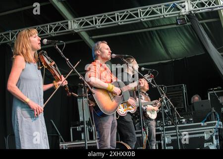 The Fugitives, die kanadische Preisträgerin, trat live auf der Bühne des 2024 Gate to Southwell Music Festivals in England auf. Stockfoto