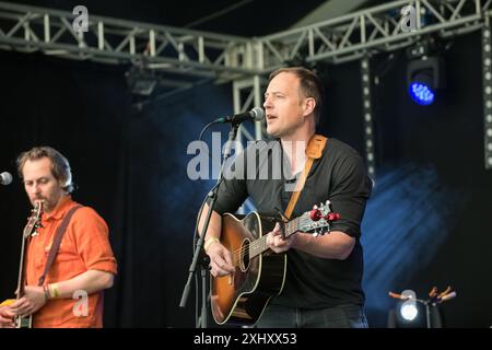 The Fugitives, die kanadische Preisträgerin, trat live auf der Bühne des 2024 Gate to Southwell Music Festivals in England auf. Stockfoto