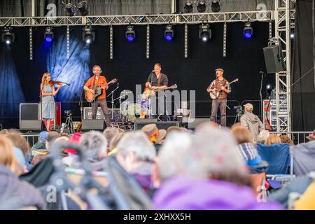 The Fugitives, die kanadische Preisträgerin, trat live auf der Bühne des 2024 Gate to Southwell Music Festivals in England auf. Stockfoto