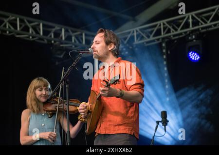The Fugitives, die kanadische Preisträgerin, trat live auf der Bühne des 2024 Gate to Southwell Music Festivals in England auf. Stockfoto