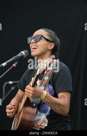 Die US-amerikanische Sängerin Lizzie No spielt live auf der Bühne des Gate to Southwell Music Festivals 2024. Stockfoto