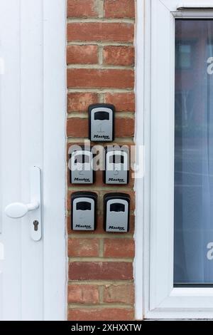 Schlüsselschlosskästen am Eingang des Grundstücks, Epsom, Surrey, Großbritannien Stockfoto