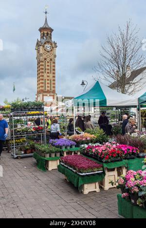 Käufer auf dem Epsom Weekend Market, Surrey, Großbritannien Stockfoto