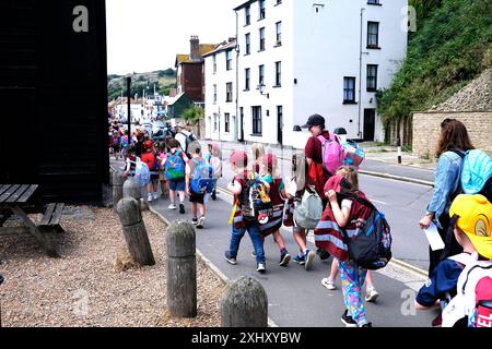 Tagesausflug für Kinder nach hastings Seaside Town, East sussex, uk juli 2024 Stockfoto