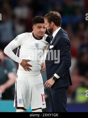 Dateifoto vom 11.07.2021 des Englands Gareth Southgate konsolt Jadon Sancho nach der Niederlage im Elfmeterschießen nach dem Finale der UEFA Euro 2020 im Wembley Stadium, London. Gareth Southgate wird seine Rolle als England-Trainer verlassen, wie die Football Association bekannt gab. Ausgabedatum: Dienstag, 16. Juli 2024. Stockfoto